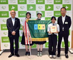 飯田町長（左端）と笹原敏文教育長（右端）を表敬訪問した光画部の生徒