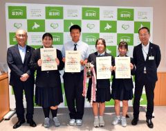 飯田町長（左端）と笹原敏文教育長（右端）を表敬訪問した陸上部の生徒