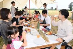 大麦畑で乾杯！　浦幌町産モルト１００％ビールお披露目 2