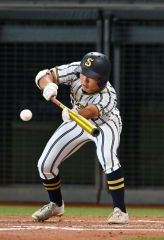 【決勝・白樺学園―旭川志峯】白樺学園は３回、辻真叶が１死一、三塁からスクイズを決め２－１と逆転する