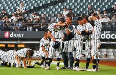 【決勝・白樺学園―旭川志峯】泣き崩れる白樺学園ナイン（塩原真撮影）