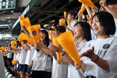 ナインに大きな声援を送る白樺学園の生徒ら