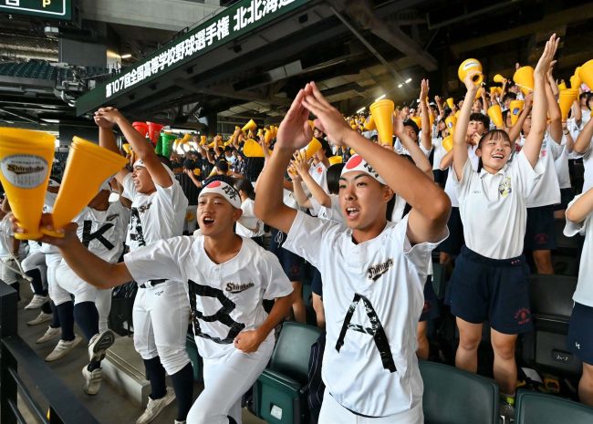 粘りの野球に惜しみない拍手　白樺スタンドで生徒や保護者が応援