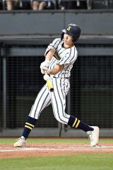 【準決勝・白樺学園―士別翔雲】白樺学園は１回１死一、三塁で冨澤悠斗が中堅へ高々と犠飛を放ち先制する