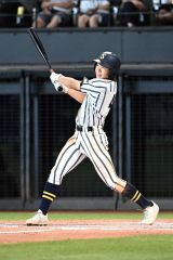 【準決勝・白樺学園―士別翔雲】白樺学園は６回２死満塁で後藤健が走者一掃の適時二塁打を放ち１２―３とする