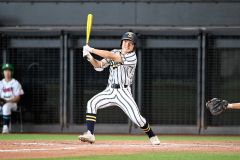【準決勝・白樺学園―士別翔雲】白樺学園は３回２死二塁、辻真叶が左翼線に放った打球がランニングホームランとなり、６－０とリードを広げる