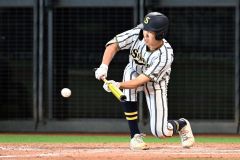 【準決勝・白樺学園―士別翔雲】白樺学園は４回１死一、三塁で４番の冨澤悠斗がスクイズを決め８－０と着実に加点する
