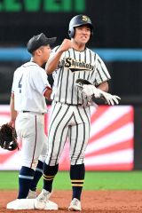 【準決勝・白樺学園―士別翔雲】白樺学園は３回２死一、三塁で２点適時打を放った大西遙斗が塁上でガッツポーズを決める