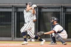 【準決勝・白樺学園―士別翔雲】白樺学園は３回２死一、三塁で大西遙斗がフェンス直撃の中越２点適時打を放ち４－０とリードを広げる