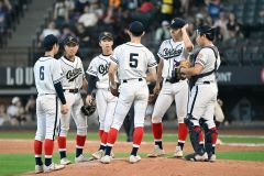 【準決勝・帯大谷―旭川志峯】帯大谷は７回１死二塁のピンチで内野陣がマウンドに集まり守備の確認を行う