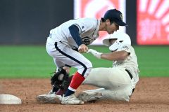 【準決勝・帯大谷―旭川志峯】帯大谷は４回、盗塁を狙う一走を二塁で刺す。左は遊撃の土屋湧雅