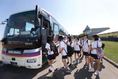 球場に向かうバスに乗りこむ生徒ら（２２日午前８時５０分ごろ、助川かおる通信員撮影）