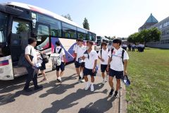 球場に向かうバスに乗り込む生徒ら（２２日午前８時５０分ごろ、助川かおる通信員撮影）