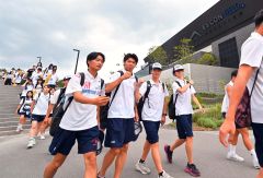 エスコンフィールド北海道に到着し決勝戦の応援で球場入りする白樺学園高校の生徒たち（２２日午前１１時５０分ごろ、塩原真撮影）