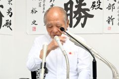 涙を流しながら当選会見を行う鈴木氏。左胸には貴子氏からのお守りがのぞく