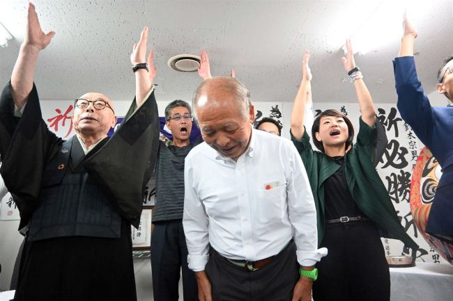 引退会見から一転「感謝の涙」 鈴木宗男氏薄氷の当選「使命に燃えて