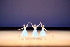 美しい舞を披露した「音更バレエ研究会」のメンバーら