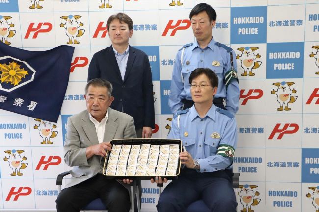 わかふじ寮の利用者が交通安全啓発キーホルダー製作　新得
