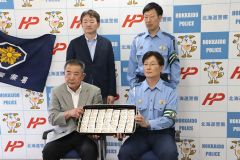 わかふじ寮の利用者が交通安全啓発キーホルダー製作　新得