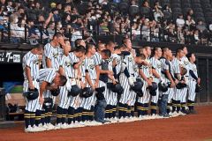 【決勝・白樺学園―旭川志峯】１点差で敗れ、ベンチ前に整列する白樺学園ナイン（須貝拓也撮影）