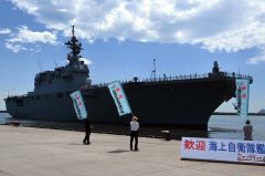 関係者らの見送りを受け、十勝港を出港する護衛艦「ひゅうが」（２２日午前１０時５０分ごろ）