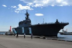 関係者らの見送りを受け、十勝港を出港する護衛艦「ひゅうが」（２２日午前１０時５０分ごろ）