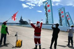 関係者らの見送りを受け、十勝港を出港する護衛艦「ひゅうが」（２２日午前１０時５５分ごろ）