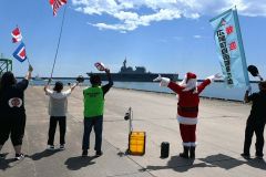 関係者らの見送りを受け、十勝港を出港する護衛艦「ひゅうが」（２２日午前１１時ごろ）