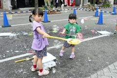 しゃぼん玉で遊ぶ子どもたち