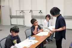 木村さん（右）に読書感想文の書き方を学ぶ児童ら