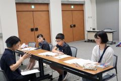 木村さん（左）に読書感想文の書き方のコツを教わる児童ら