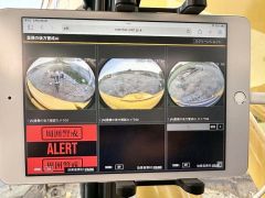 人を認識し警告するモニター画面（萩原建設工業提供）