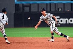 【決勝・白樺学園―旭川志峯】白樺学園の遊撃を守る上一颯主将は７回無死一塁でゴロを捕球しダブルプレーを狙う
