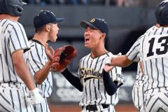【決勝・白樺学園―旭川志峯】６回から再登板した白樺学園の神谷春空は２死満塁のピンチを三塁ゴロでしのぎ笑顔でベンチへと引き上げる