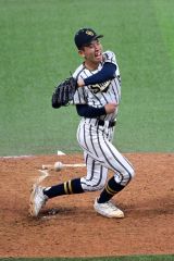 【決勝・白樺学園―旭川志峯】５回２死二塁、白樺学園の冨澤悠斗に相手打者の打球が直撃する