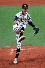 【決勝・白樺学園―旭川志峯】白樺学園の冨澤悠斗は５回、先頭打者を三振に打ち取り雄たけびをあげる
