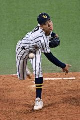 【決勝・白樺学園―旭川志峯】４回から２番手としてマウンドに上がり、力投する冨澤悠斗