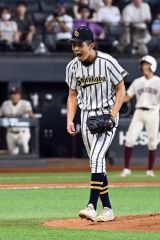 【決勝・白樺学園―旭川志峯】４回から登板した冨澤悠斗は２死一塁のピンチを三振でしのぎ雄たけびをあげる