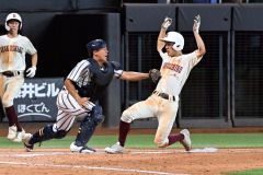 【決勝・白樺学園―旭川志峯】白樺学園は４回１死三塁、大西遙斗捕手がスクイズで本塁を狙う三走を刺す