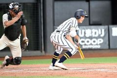 【決勝・白樺学園―旭川志峯】白樺学園は３回１死一、三塁で辻真叶がスクイズを決めて２－１と逆転する