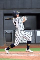 【決勝・白樺学園―旭川志峯】白樺学園は３回１死二、三塁で大西遙斗が中前適時打を放ち１－１の同点に追いつく