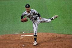 【決勝・白樺学園―旭川志峯】白樺学園の神谷春空投手は３回１死三塁のピンチで打者を三振に打ち取り雄たけびをあげる