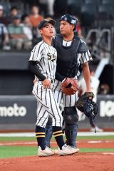 【決勝・白樺学園―旭川志峯】白樺学園は１回２死二、三塁のピンチで大西遙斗捕手（右）がマウンドへ行き神谷春空に声を掛ける