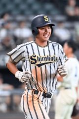 【決勝・白樺学園―旭川志峯】白樺学園は８回、先頭打者の上一颯が四球で出塁する