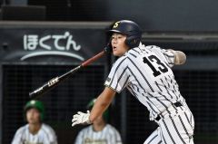 【決勝・白樺学園―旭川志峯】白樺学園は最終回、２死二塁から代打・菊島有佑が左前適時打を放ち３―４と１点差に迫る