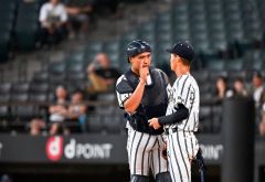 【決勝・白樺学園―旭川志峯】ピンチにマウンドに向かい白樺学園の投手・神谷春空（右）に声をかける捕手の捕手・大西遙斗