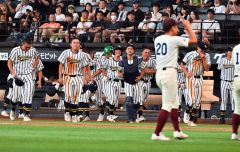 【決勝・白樺学園―旭川志峯】惜しくも敗れ悔しさをにじませる白樺学園ナイン