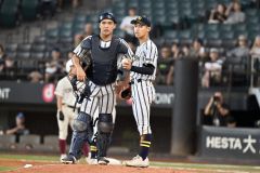 【決勝・白樺学園―旭川志峯】ピンチにマウンドに向かい白樺学園の投手・神谷春空（右）に声をかける捕手の捕手・大西遙斗