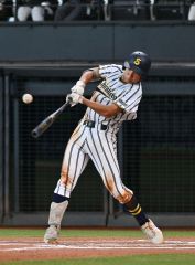 【決勝・白樺学園―旭川志峯】６回、三塁前の当たりが内野安打となり出塁する白樺学園の上一颯