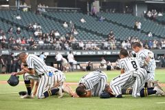 【決勝・白樺学園―旭川志峯】甲子園出場を逃し、ベンチ前で泣き崩れる白樺学園ナイン（須貝拓也撮影）